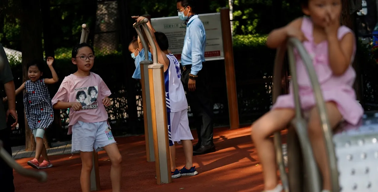 Дети играют на площадке в Пекине / Reuters​
