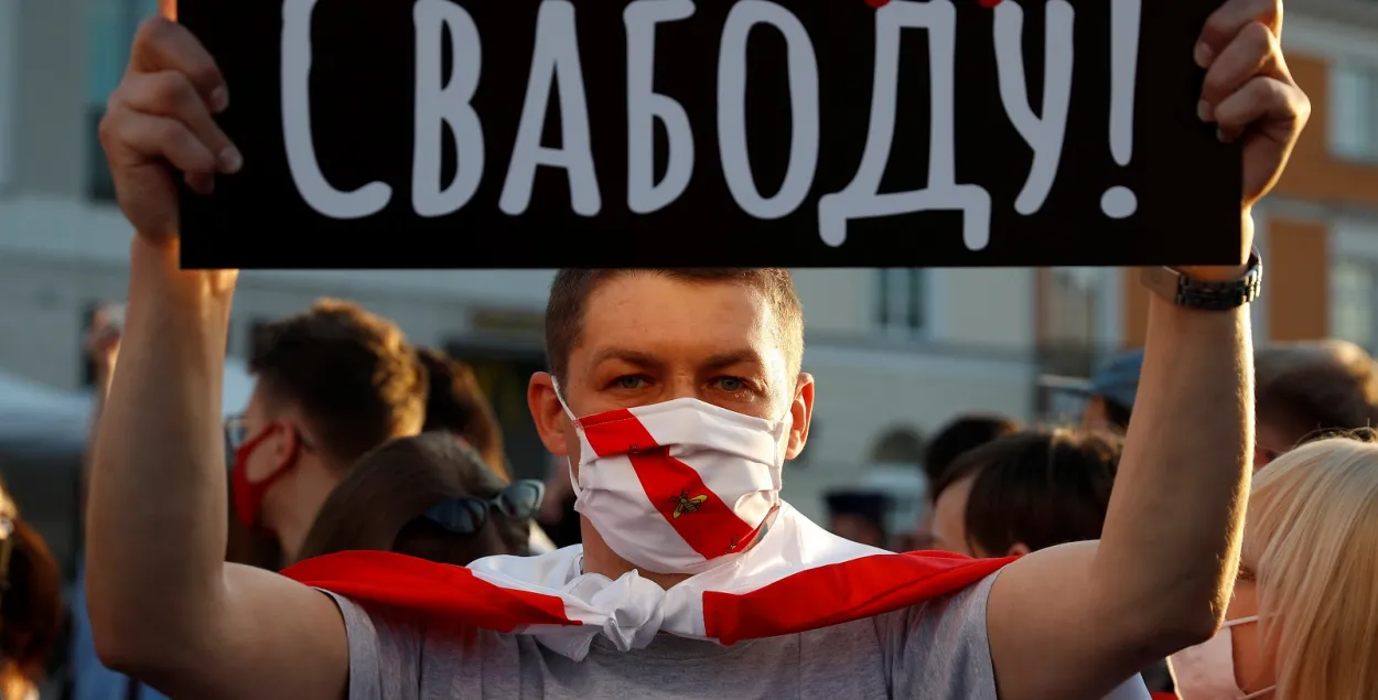 Плакат на уличной акции в Варшаве / Reuters​