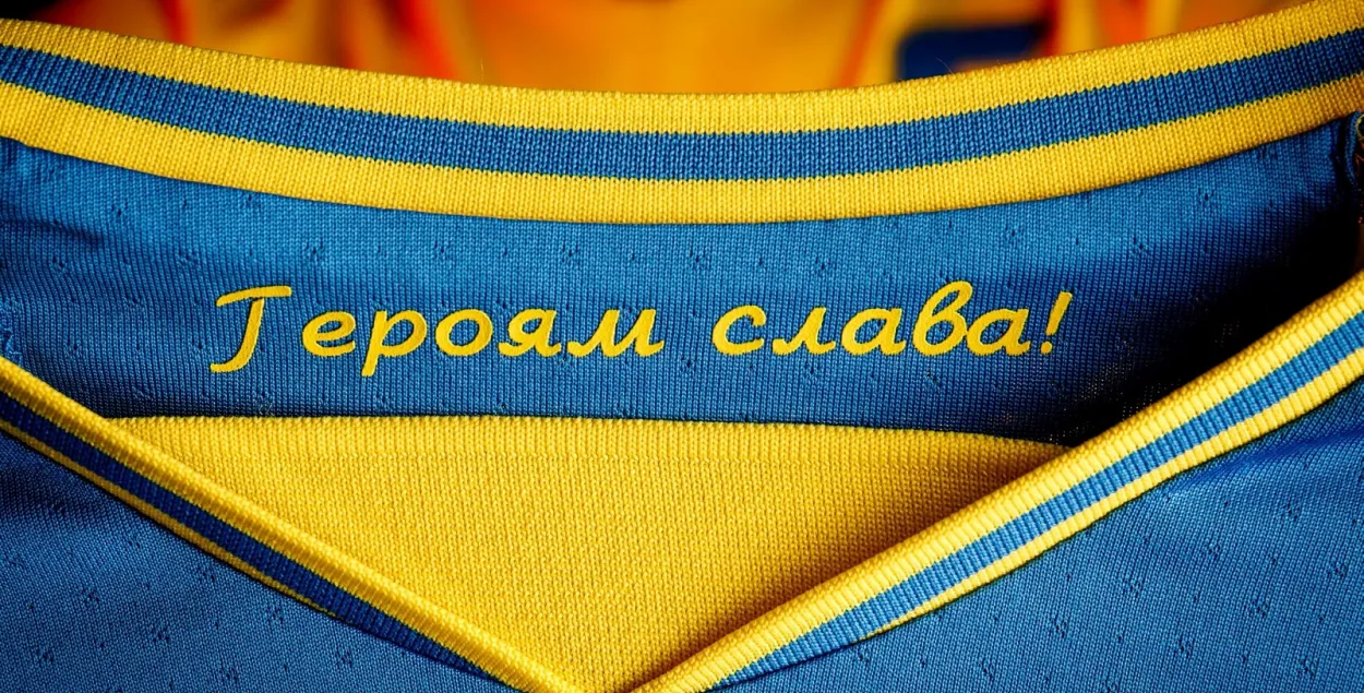 Надпись &quot;Героям слава!&quot; на форме футбольной сборной Украины / Reuters​