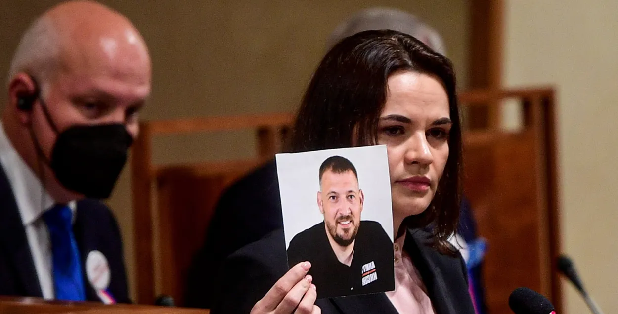 Светлана Тихановская показывает фото Сергея во время недавнего выступления в чешском Сенате / Reuters​