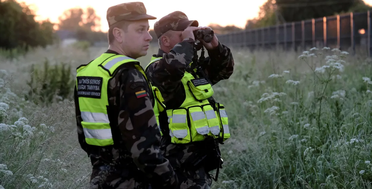 Литовские пограничники наблюдают за границей с Беларусью / Reuters