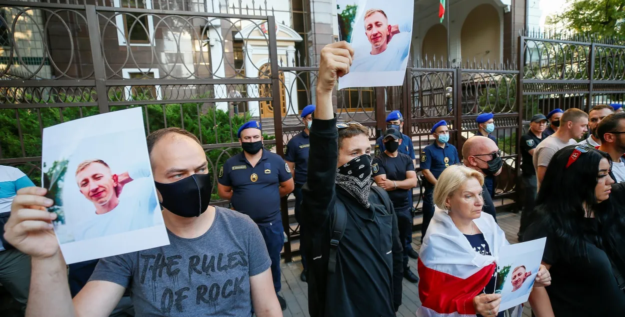Во время акции памяти Виталия Шишова в Киеве / Reuters​
