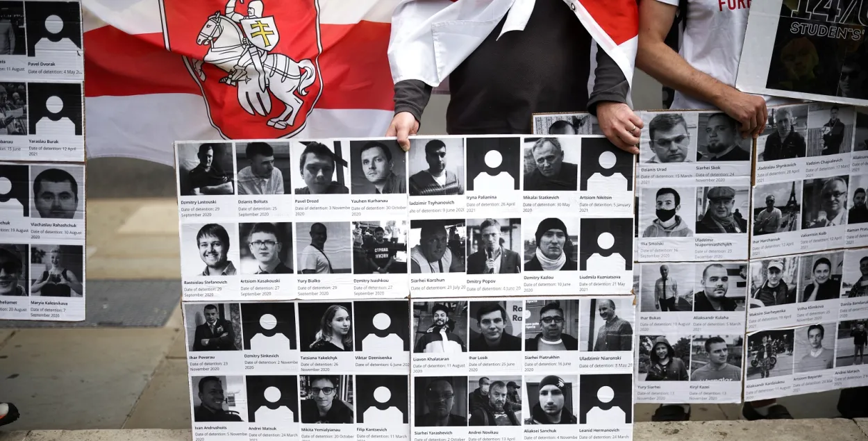 Фотографии белорусских политзаключённых на акции протеста в Лондоне / Reuters