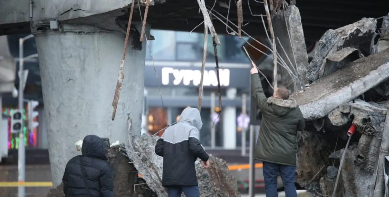 Из-за обвала моста в центре Минска перекрыто движение общественного транспорта