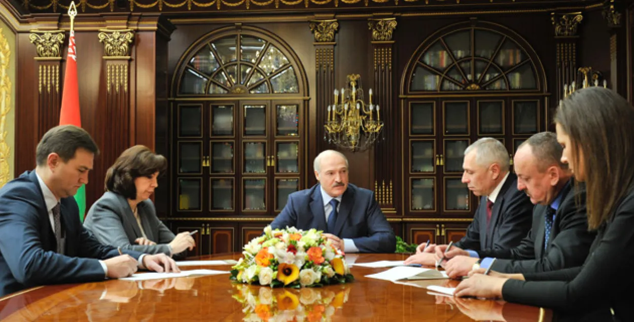 Лукашэнка: Скрадзіце, адкапайце, але 500 долараў — павінна быць выканана (відэа)