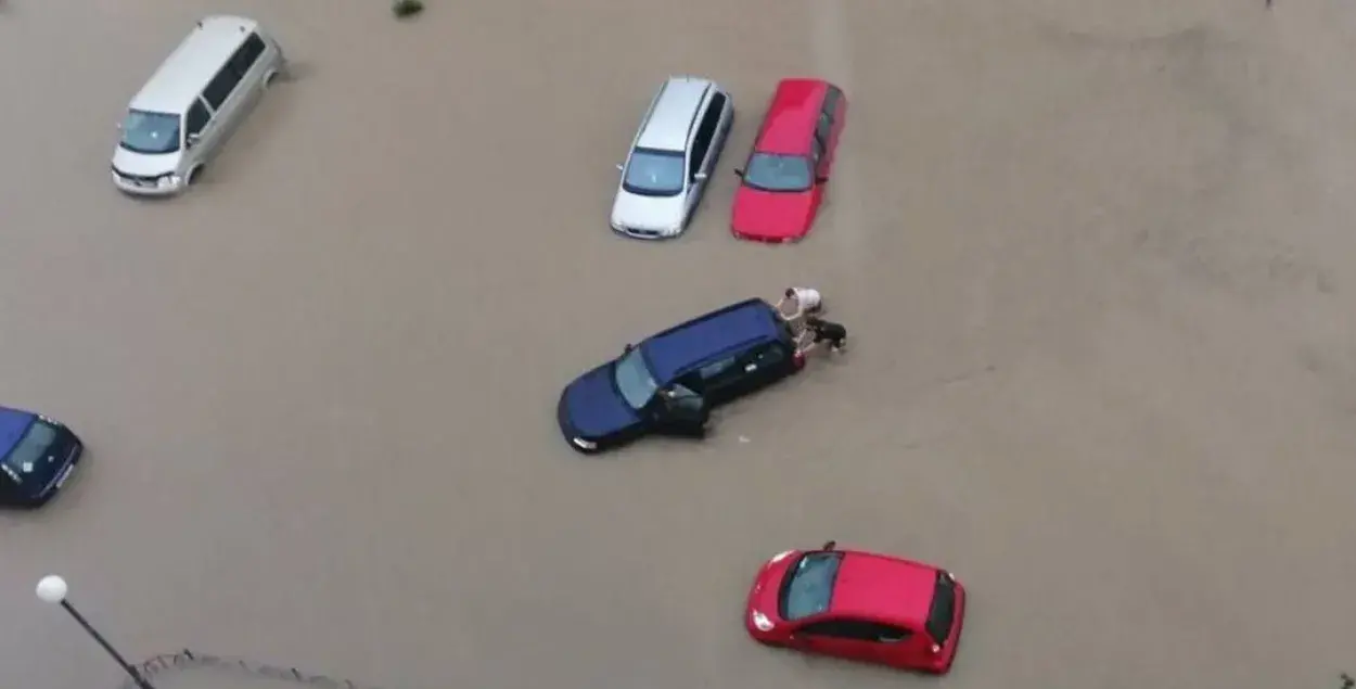 В Гродно прошел сильный ливень с градом, в Минске тоже потоп