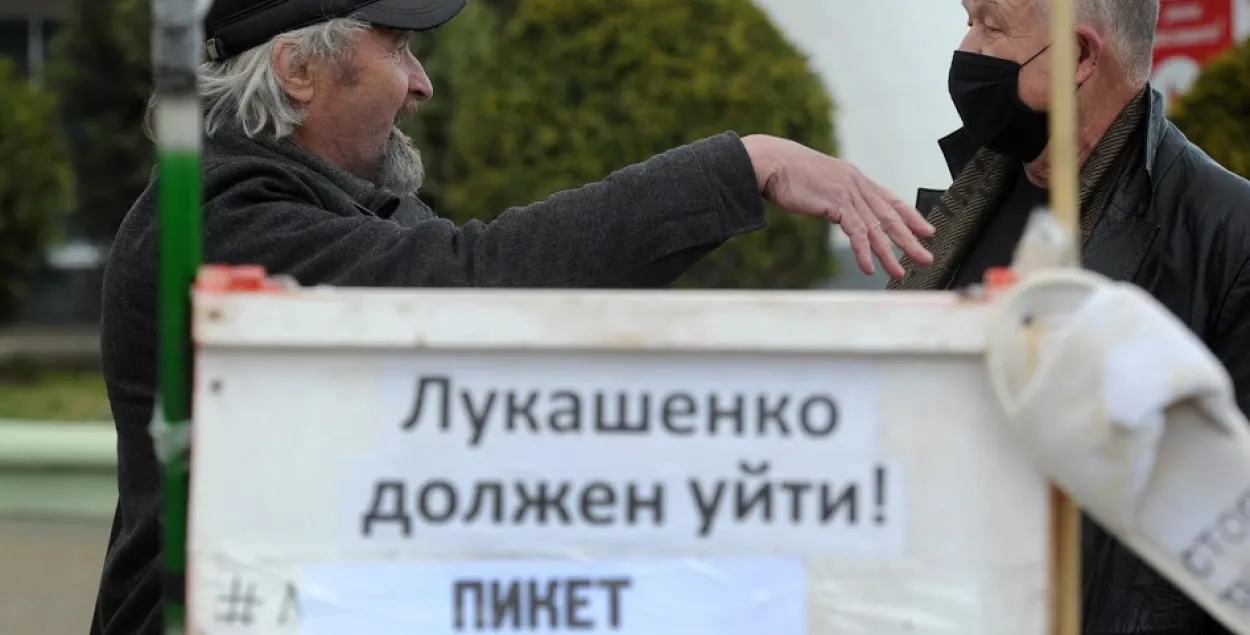 Владимир Непомнящих (справа) на пикете в Минске​
