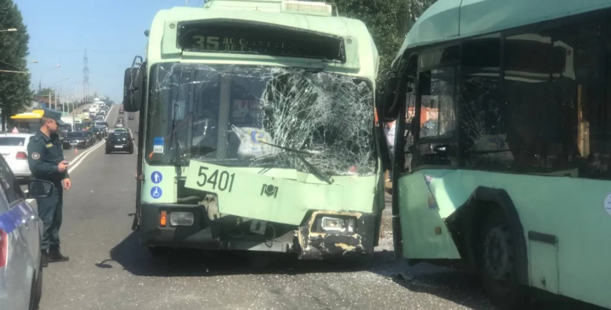 У Мінску на вуліцы Ваўпшасава сутыкнуліся два тралейбусы