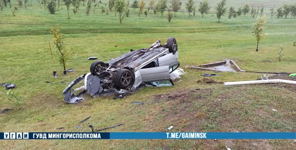 В аварии на МКАД вылетел в кювет и перевернулся BMW, пострадали три  человека | Новости Беларуси | euroradio.fm