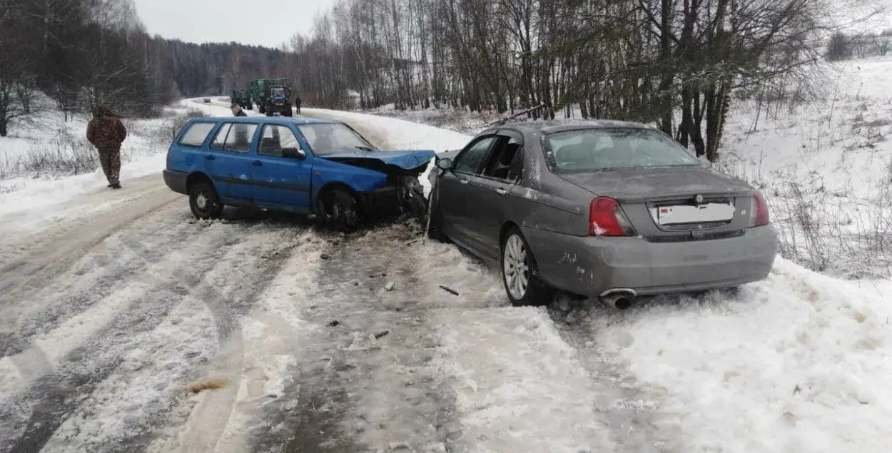 У Дрыбінскім раёне ў лабавым сутыкненні аўтамабіляў пацярпела дзіця