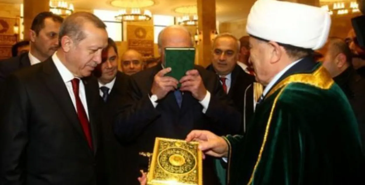 В 2016-м в присутствии Эрдогана Лукашенко поцеловал Коран / Courtesy Photo​