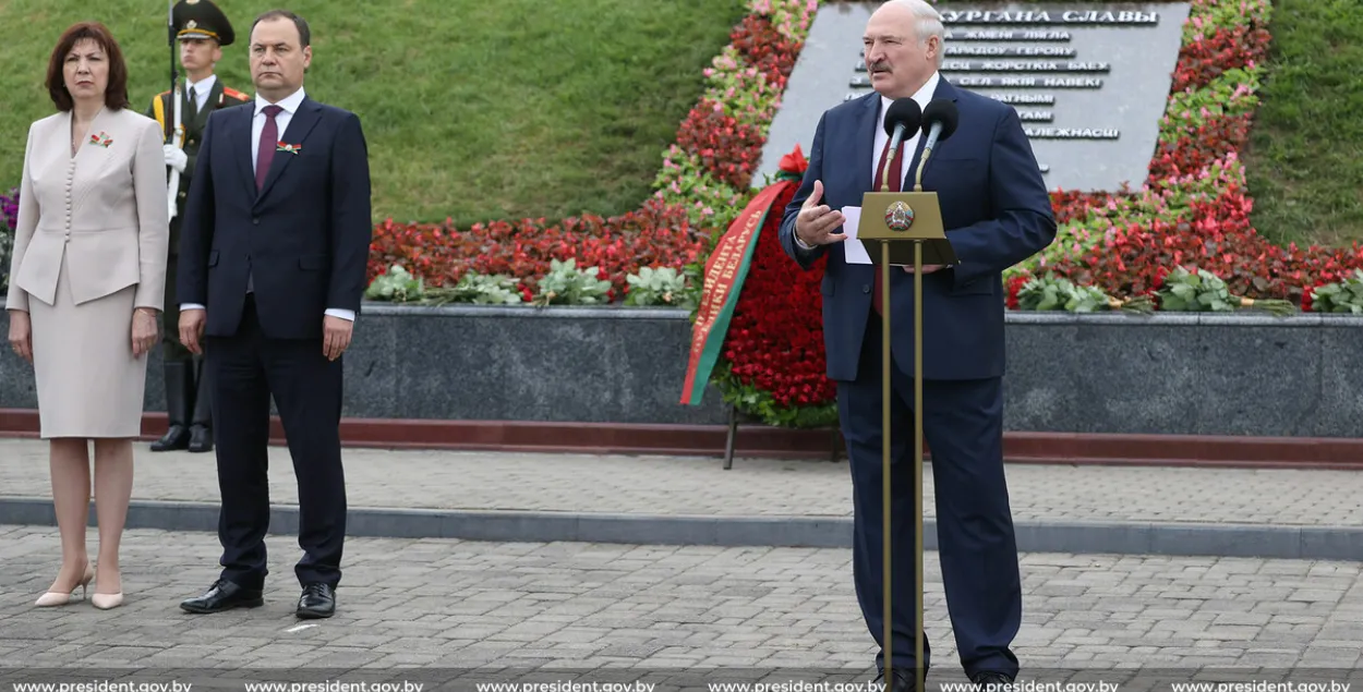 Александр Лукашенко выступает 3 июля возле Кургана Славы / president.gov.by​