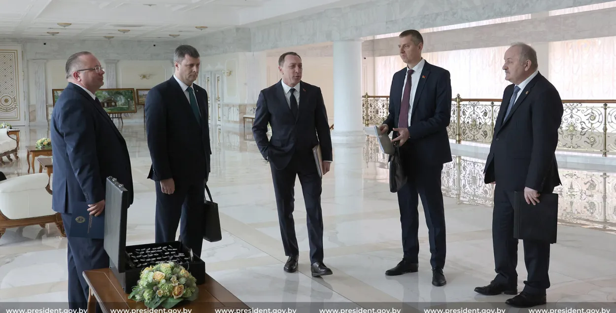 Николай Снопков (в центре) перед совещанием у Александра Лукашенко​ / president.gov.by
