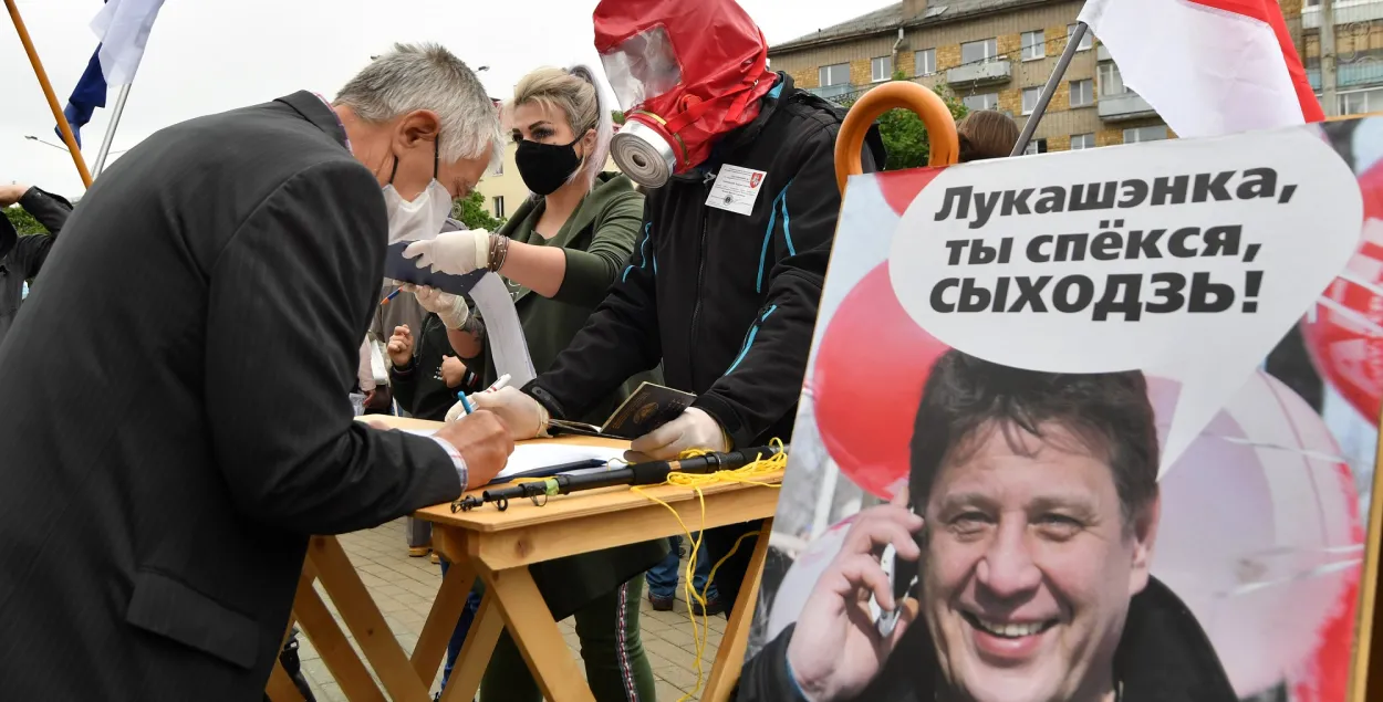 Фота дня: на Камароўцы ў Мінску подпісы збіралі ў хімабароне
