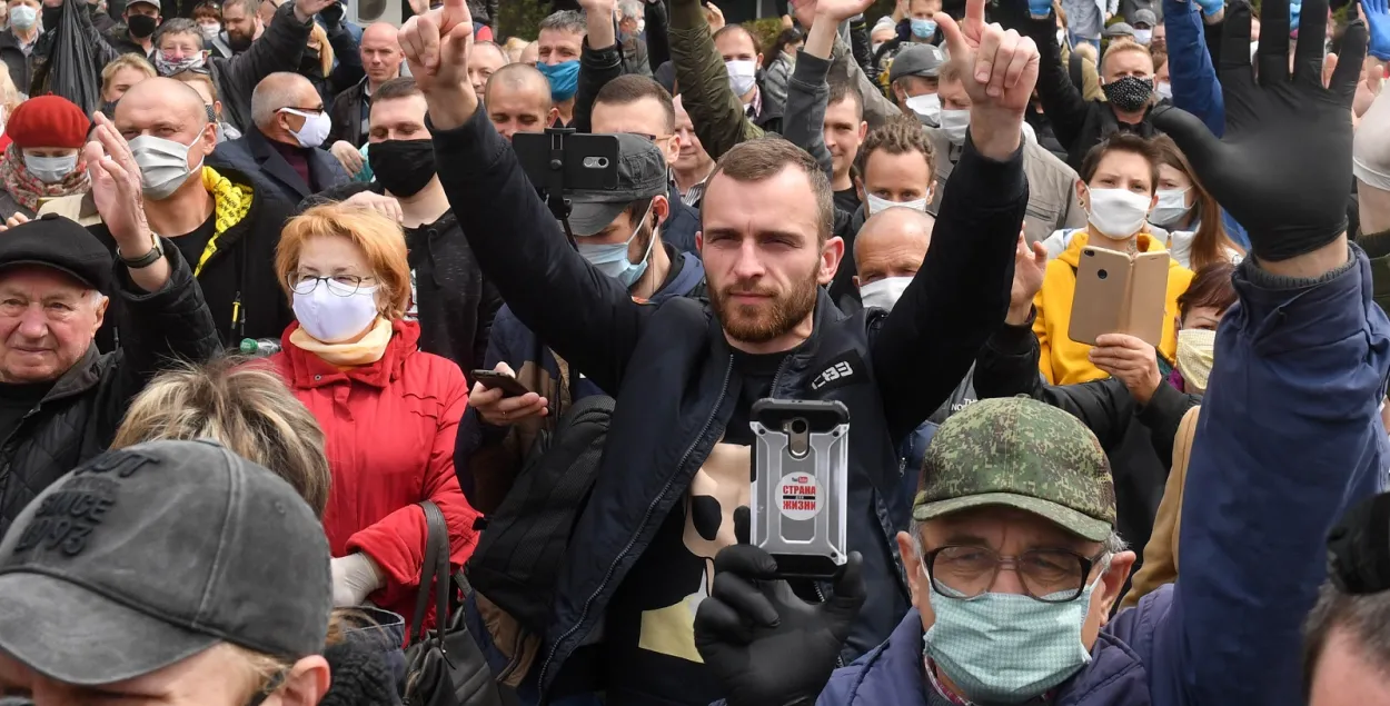 Сотни людей на Комаровке в Минске 24 мая 2020 года / Еврорадио