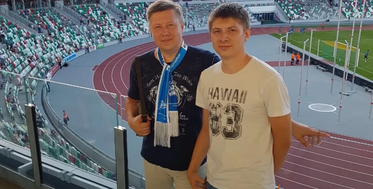 Кирилл Ляховский (справа) с отцом на футбольном матче