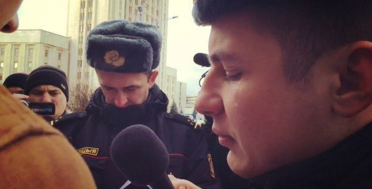 Фотафакт: у Мінску міліцыянер перапісвае пашпартныя дадзеныя са слязамі на вачах