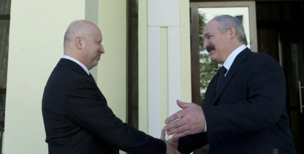 Ukraine&#39;s National Security Council Head Olexandr Turchinov and Belarus President Aliaksandr Lukashenka in 2014. Photo: UNIAN