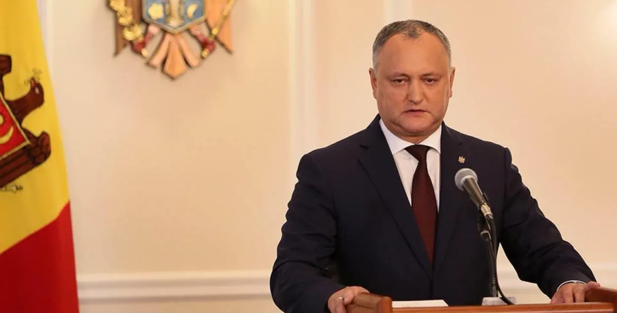 Унижение для Додона. Как президента Молдовы на время опять отстранили