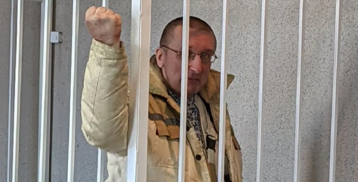 Алесь Пушкін за кратамі / https://www.facebook.com/ales.pushkin
