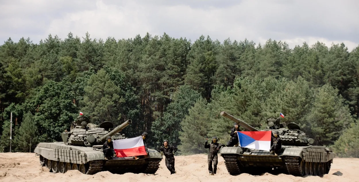 Залужны паказаў танкі, якія Украіна атрымала з Польшчы і Чэхіі