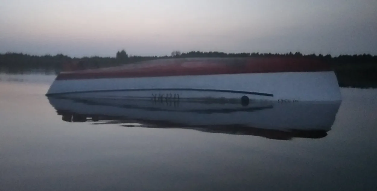 В Рогачёвском районе перевернулся катер с людьми, капитан судна скрылся
