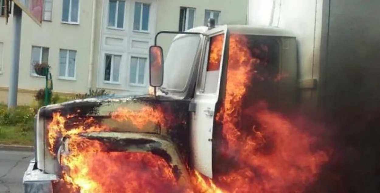 У Мінску падчас руху загарэўся грузавік (фота)