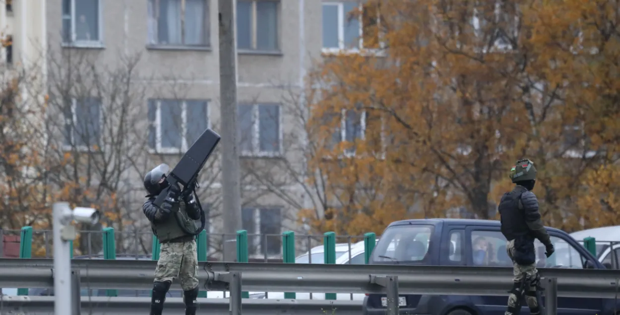 На вулічнай акцыі ў нядзелю ў Мінску сілавік "лавіў" чужы дрон