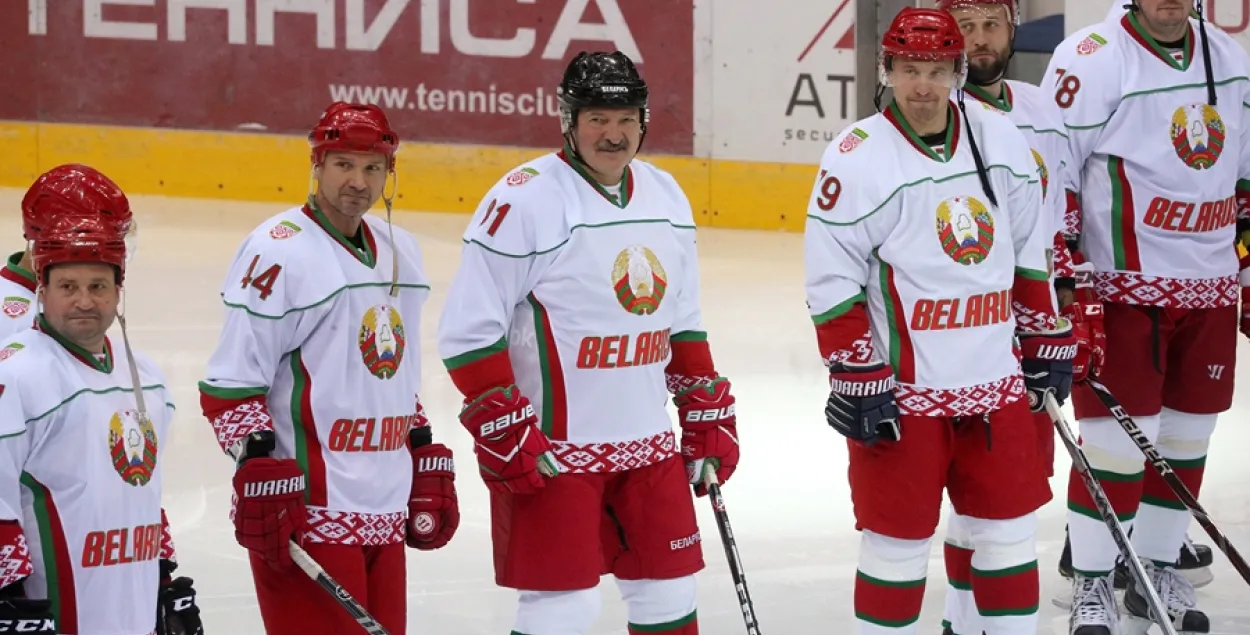 Дмитрий Мелешко (второй справа) в хоккейной команде Александра Лукашенко / sb.by​
