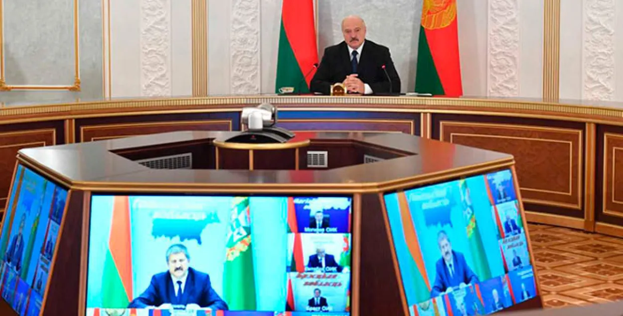 Лукашэнка: дзявацца няма куды, людзям трэба падцягваць заробак 