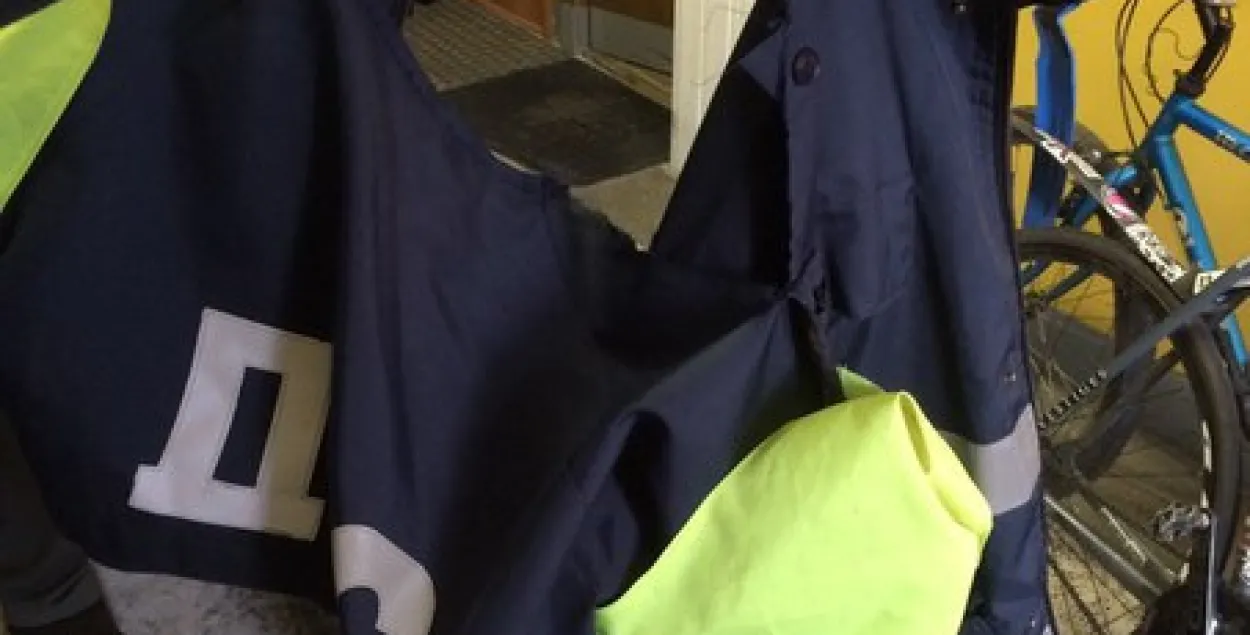 Фотафакт: парваная падчас сутычкі з раварыстамі куртка супрацоўніка мінскай ДАІ