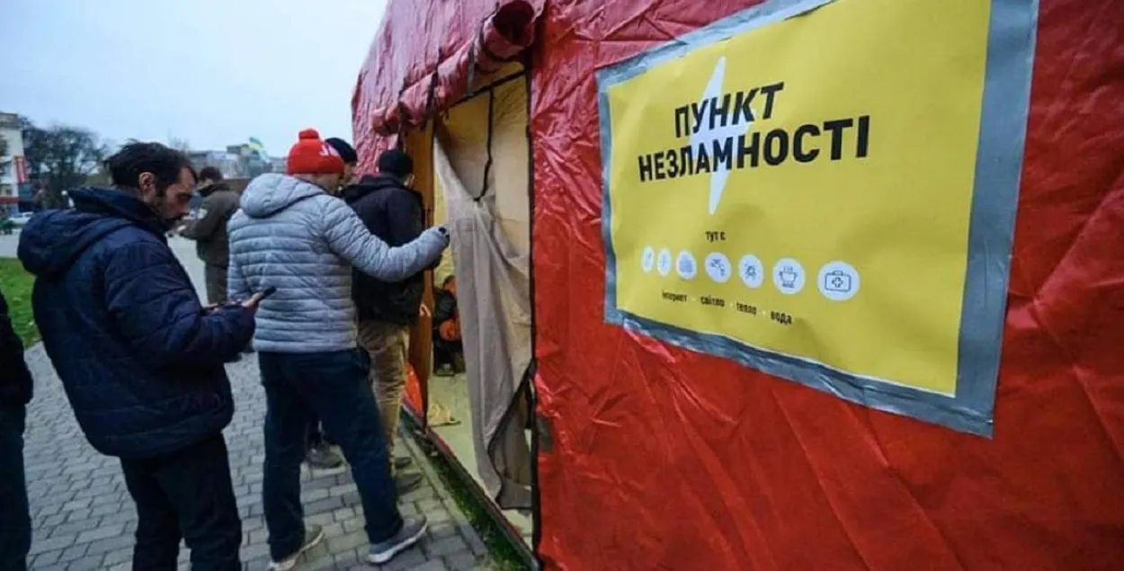 Херсон, очередь в "пункт несокрушимости" / https://www.facebook.com/MNSKHERSON/
