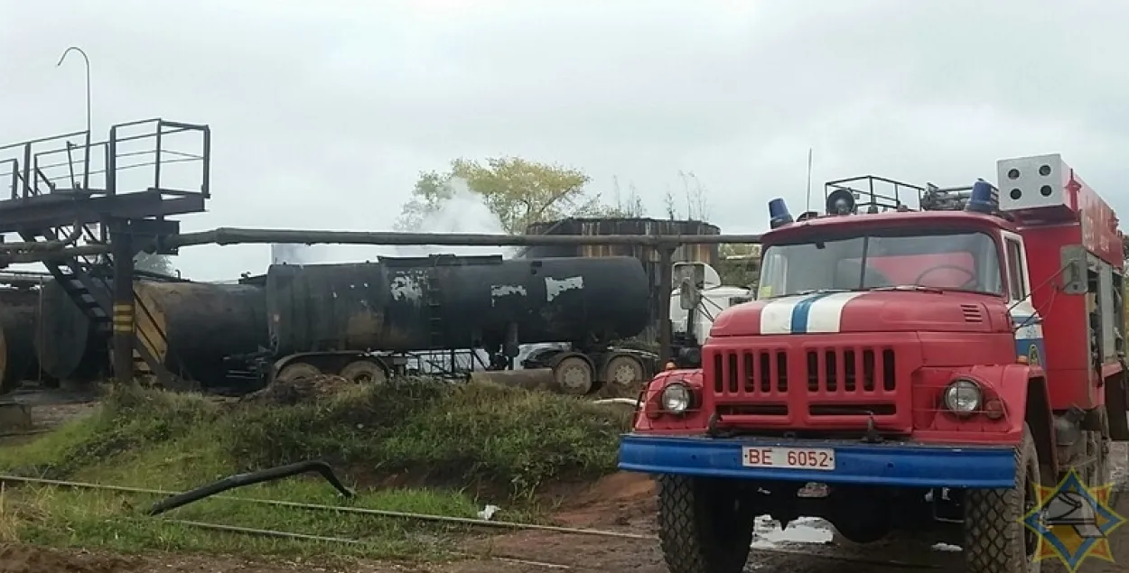 На тэрыторыі керамічнага завода ў Шумілінскім раёне загарэўся мазут (фота)