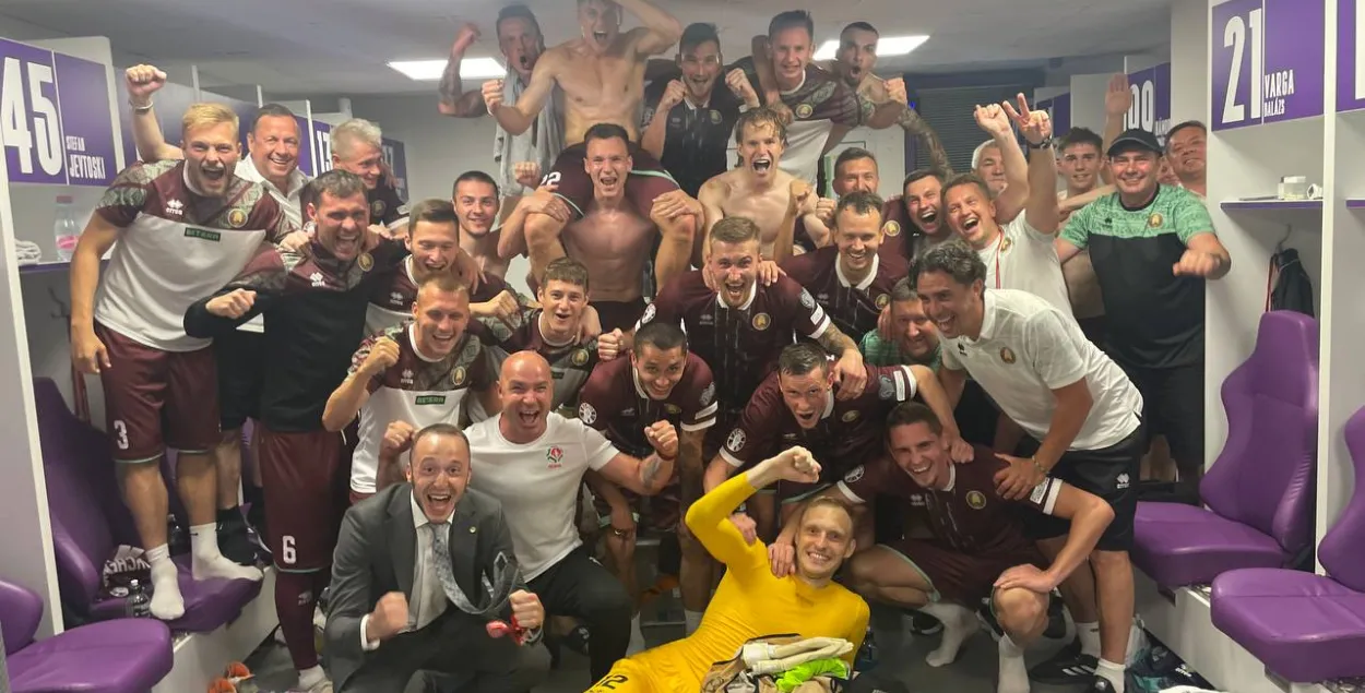 Беларускія футбалісты святкуюць перамогу над зборнай Косава / t.me/abffby/
