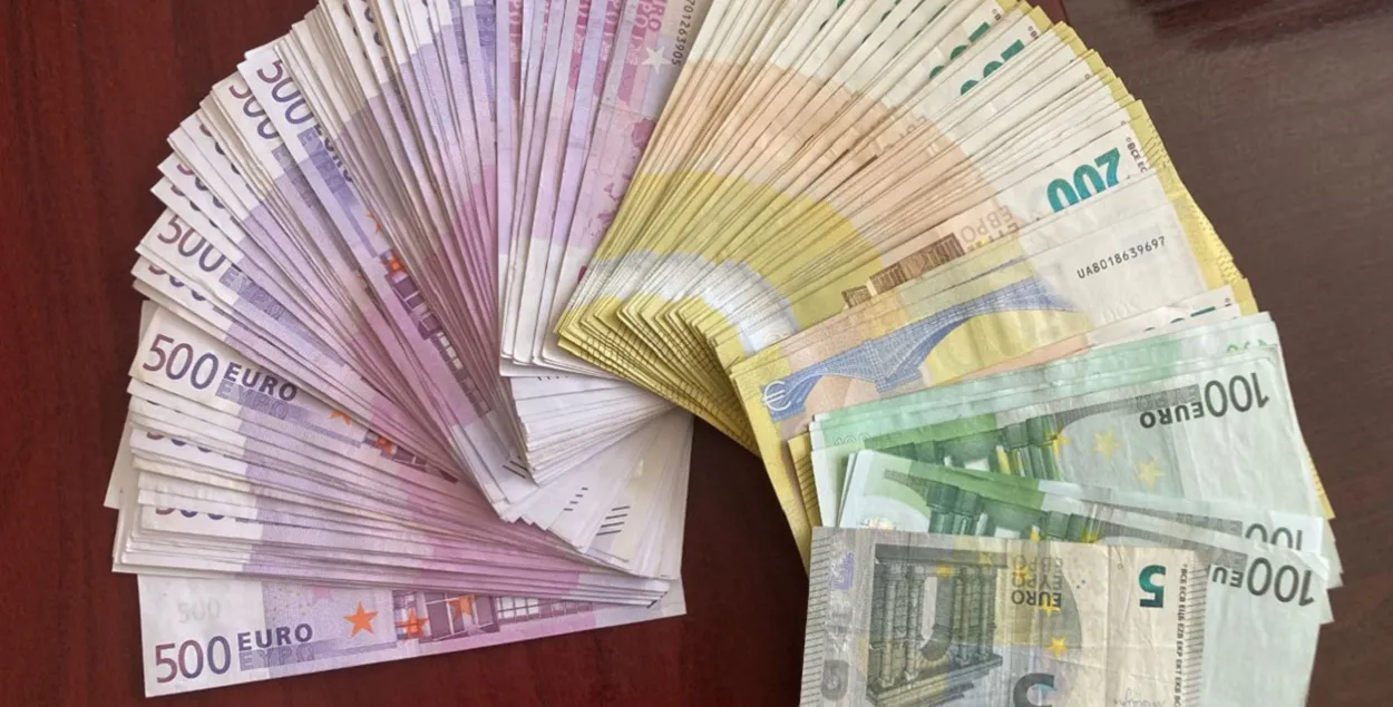 Деньги, найденные у белоруса / https://www.facebook.com/Muitineskriminalinetarnyba
