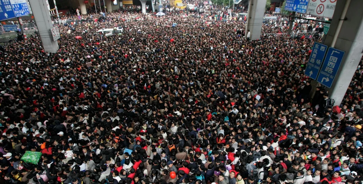 У Кітаі ў выніку снегападаў на вакзалах застаюцца дзясяткі тысяч чалавек (фота)