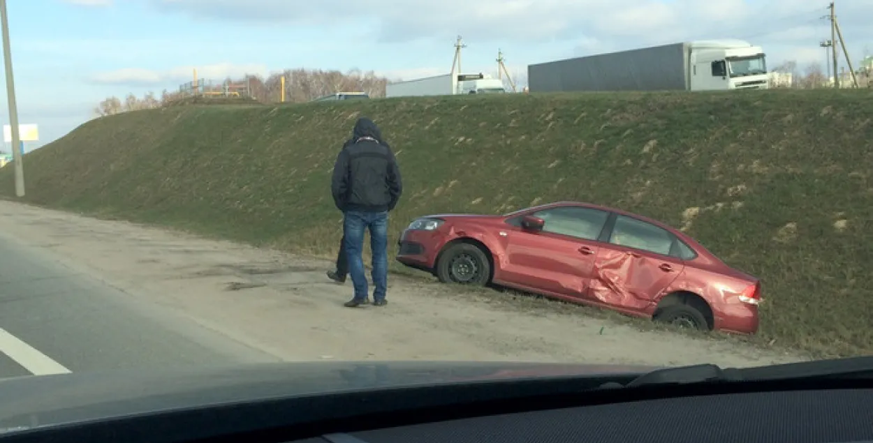 На МКАД фура задела Volkswagen Polo, автомобиль оказался в кювете (фото,  видео) | Новости Беларуси | euroradio.fm