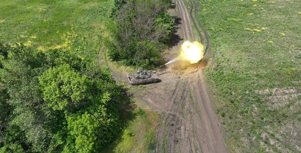 Украінскі танк абстрэльвае расійскія пазіцыі / facebook.com/GeneralStaff.ua