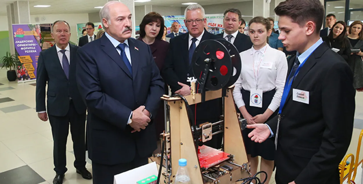 Даниил Елисеев проставляет своё изобретение Александру Лукашенко. Фото: president.gov.by