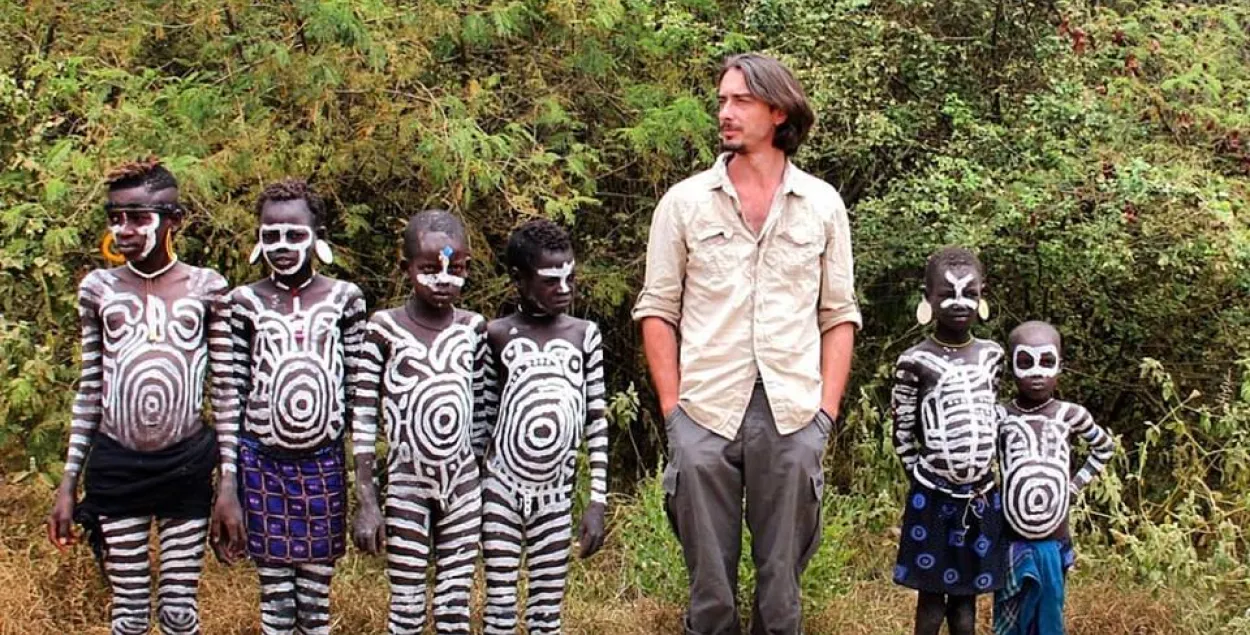 Денис Дудинский (одетый человек без изображений в центре), фото со страницы Дудинского в ФБ