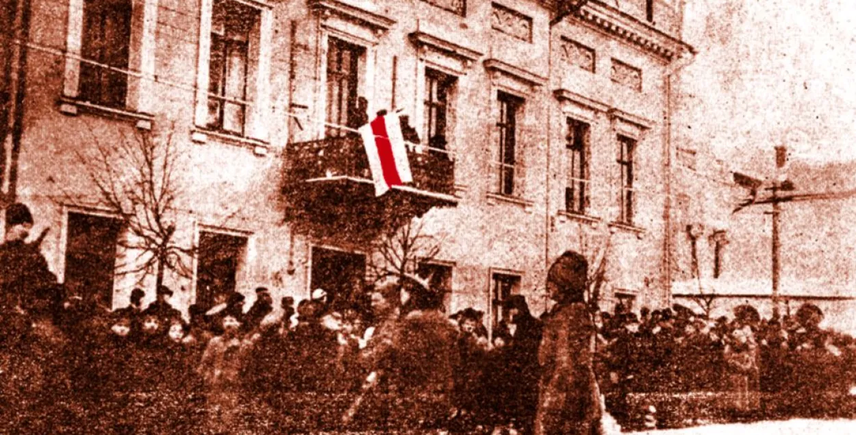 Бело-красно-белый флаг на балконе Губернаторского дома, февраль 1918 года.
