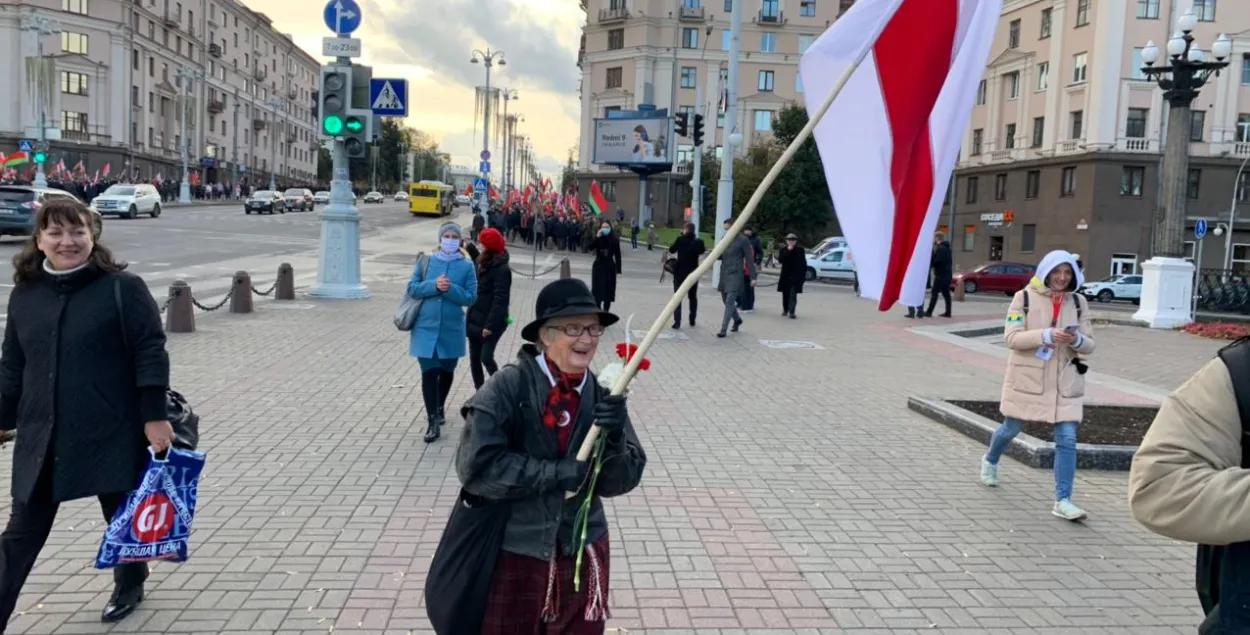 Нина Багинская с бело-красно-белым флагом / Еврорадио
