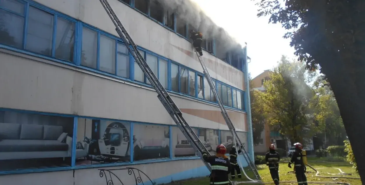 В Жлобине во время пожара фабрики произошёл мощный взрыв — ВИДЕО