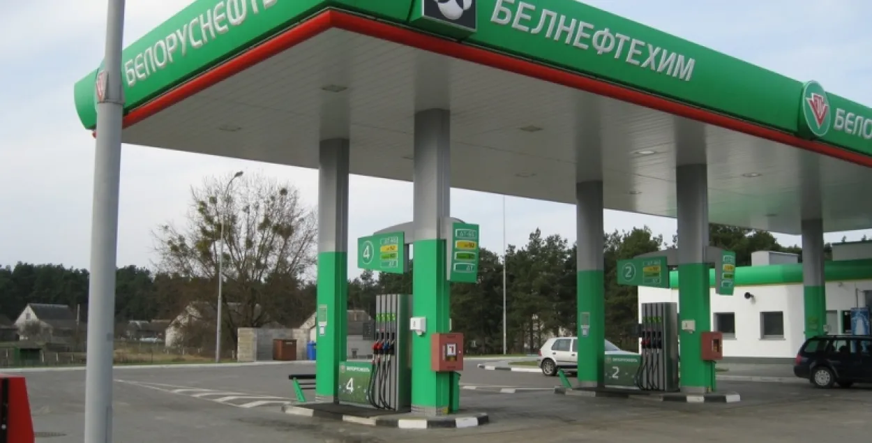 "Белнефтехим" обещает снижение цен на бензин, а пока снова плюс 1 копейка