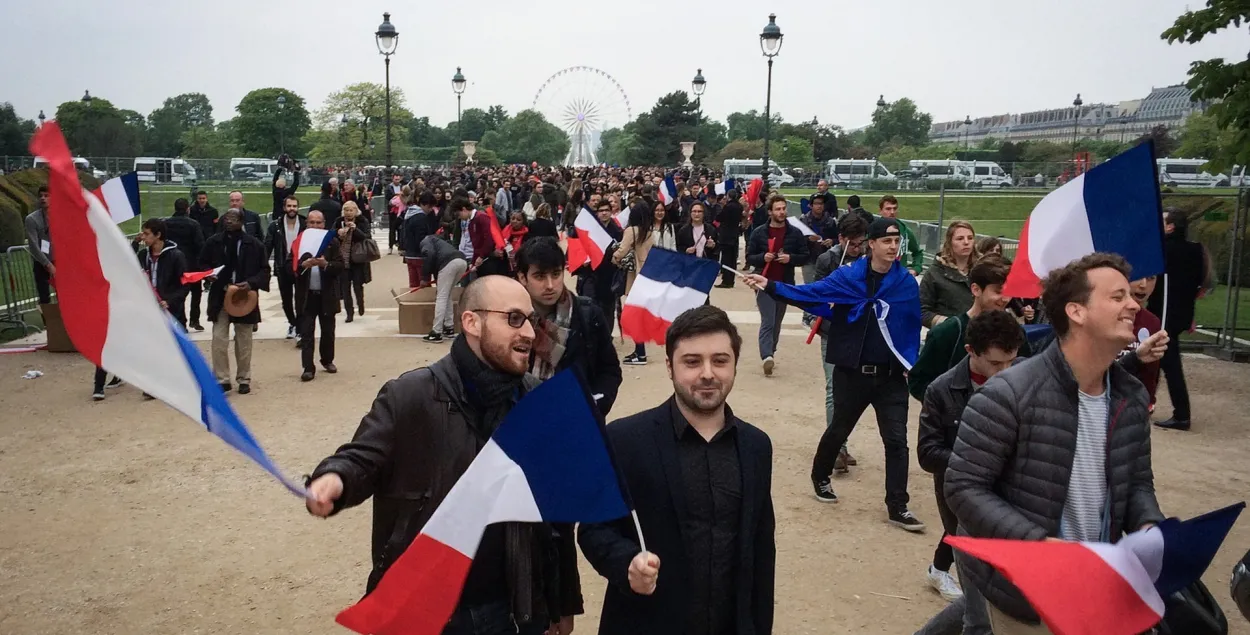 Диско вместо торжеств: как Макрон праздновал победу — репортаж из Лувра