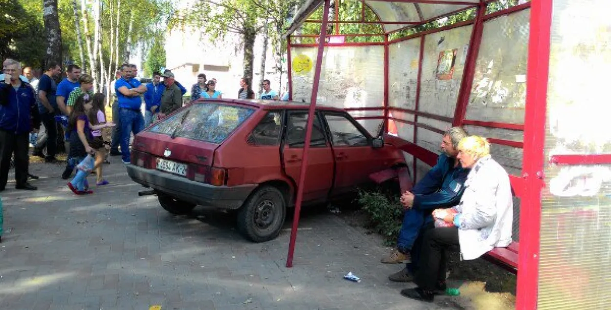 У Віцебску п'яны кіроўца на легкавіку пратараніў прыпынак (фота)