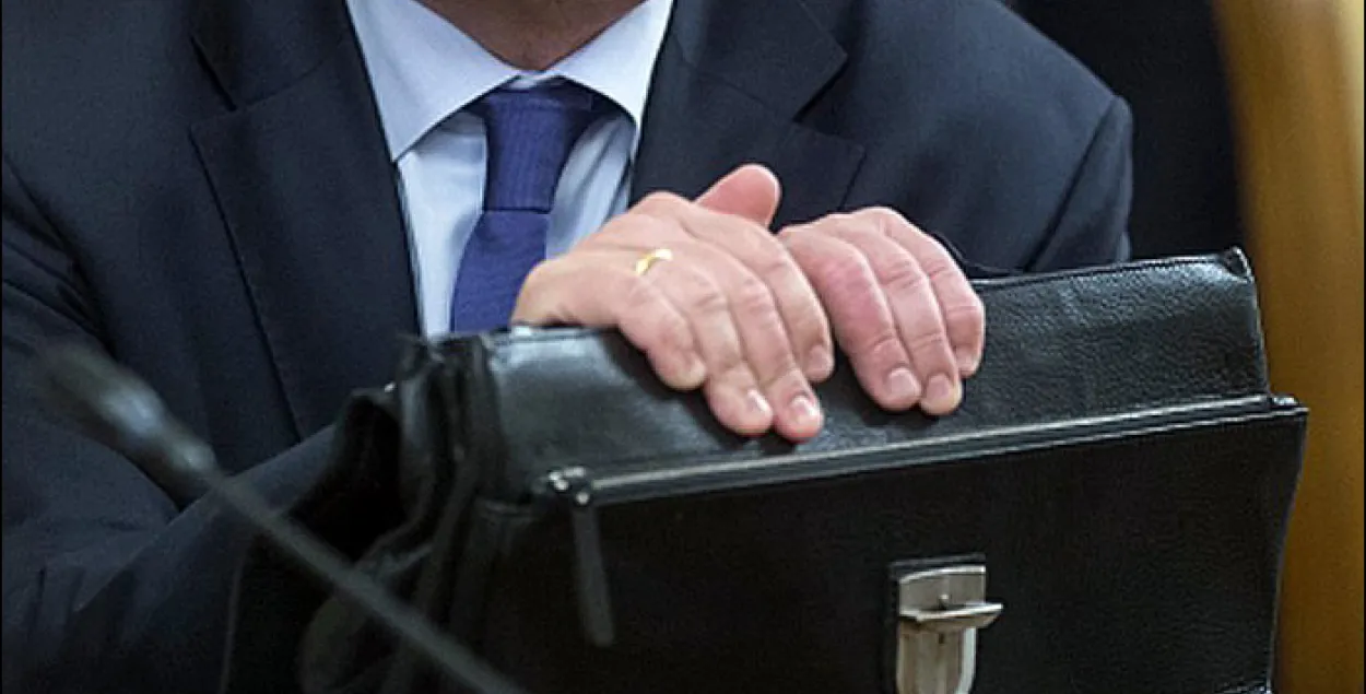 Руки министра не удержали портфель.&nbsp;Фото: РИА &quot;Новости&quot;.
