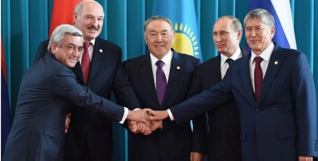 Атамбаев (справа) на архивном снимке с лидерами нескольких стран, включая Беларусь / akorda.kz​