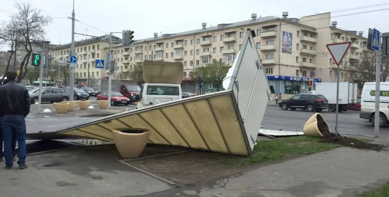 У выніку аўтааварыі ў Мінску грузавік застаўся без кузава (фота)