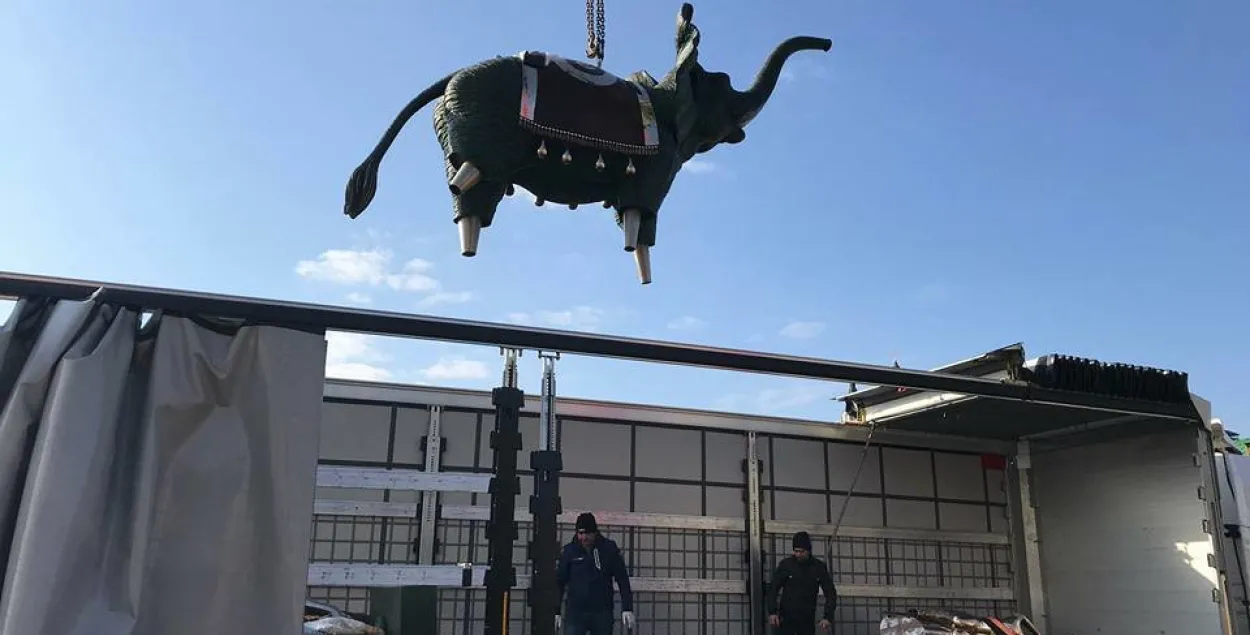 У Мінску на Зыбіцкай усталявалі 6-метровую скульптуру слана Сальвадора Далі